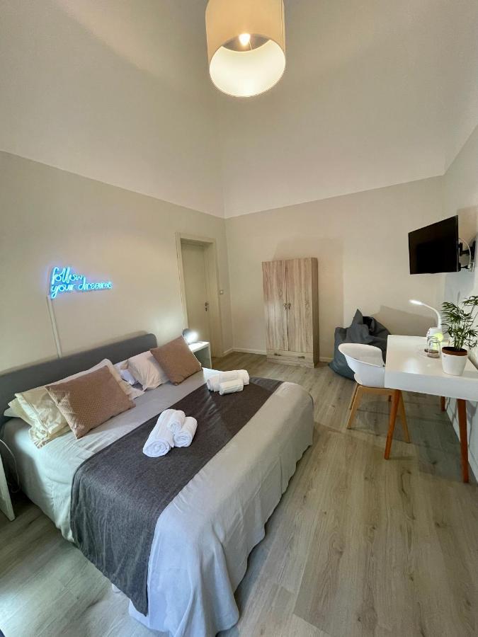 4 Balconi Rooms Paladini B&B E Appartamenti Лече Екстериор снимка